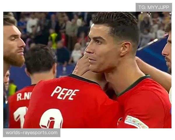 特写：37岁的佩佩在更衣室白板前，向年轻队友讲解防守站位要点